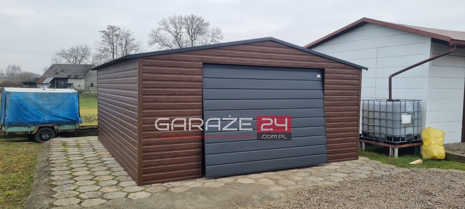 Garaż blaszany PREMIUM 5x6m do 35m2 na zgłoszenie, ciemny orzech + grafit, brama uchylna, drzwi, okno, wzmocniony profilem zamkniętym ocynkowanym. Montaż w cenie. Garaż blaszany PREMIUM 5x6m do 35m2 na zgłoszenie, ciemny orzech + grafit, brama uchylna, drzwi, okno, wzmocniony profilem zamkniętym ocynkowanym