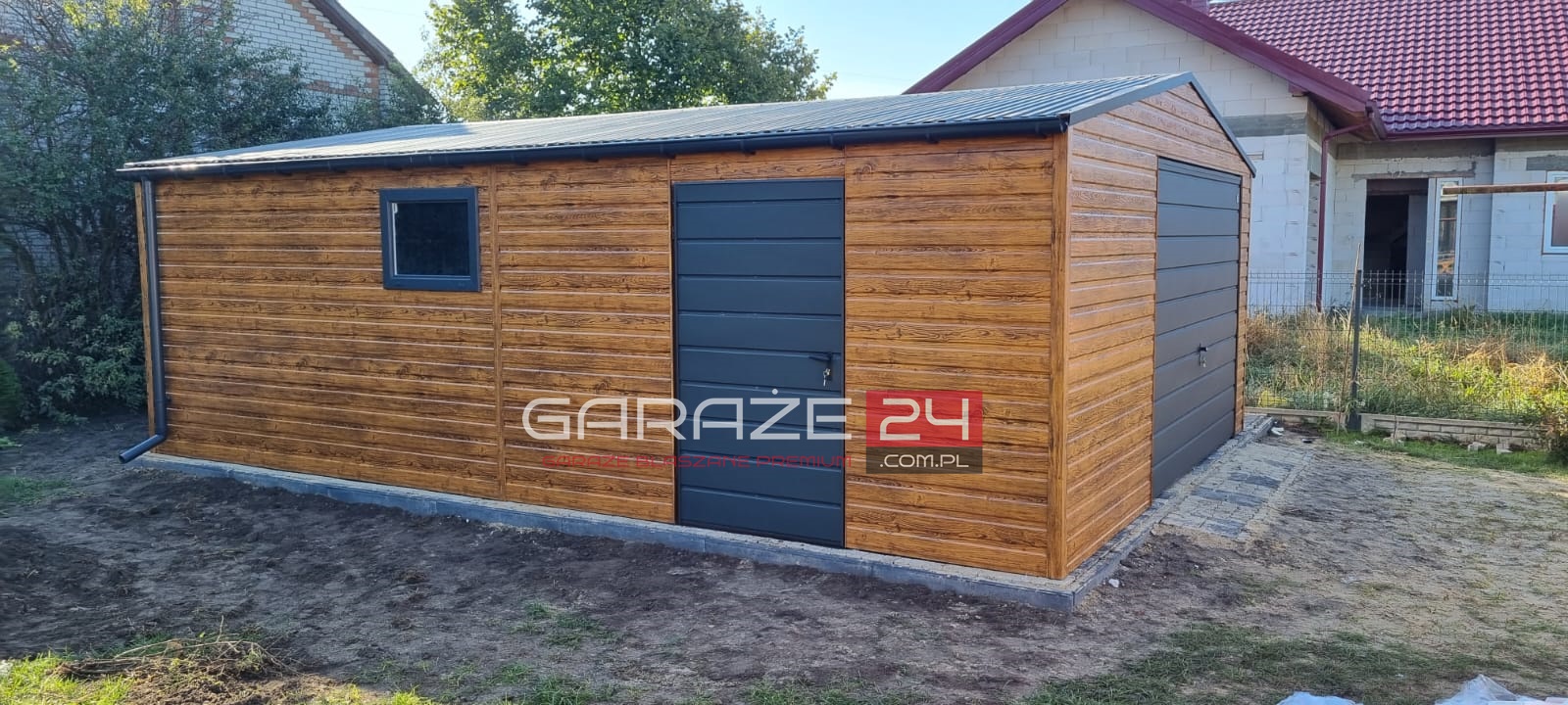 Garaż blaszany PREMIUM 5x6m do 35m2 na zgłoszenie, jasny orzech + grafit mat, drzwi, okno, wzmocniony profilem zamkniętym ocynkowanym. Montaż w cenie. Garaż blaszany PREMIUM 5x6m do 35m2 na zgłoszenie, jasny orzech + grafit mat, drzwi, okno, wzmocniony profilem zamkniętym ocynkowanym
