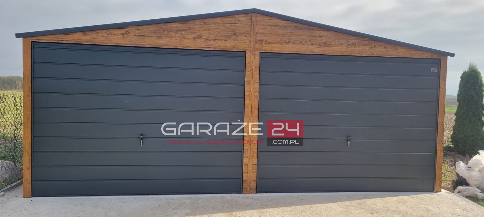 Garaż blaszany PREMIUM 6x5,80m, do 35m2 na zgłoszenie, dwie bramy uchylne, drzwi, wzmocniony profilem zamkniętym ocynkowanym. Montaż w cenie. Garaż blaszany PREMIUM 6x5,80m, do 35m2 na zgłoszenie, dwie bramy uchylne, drzwi, wzmocniony profilem zamkniętym ocynkowanym