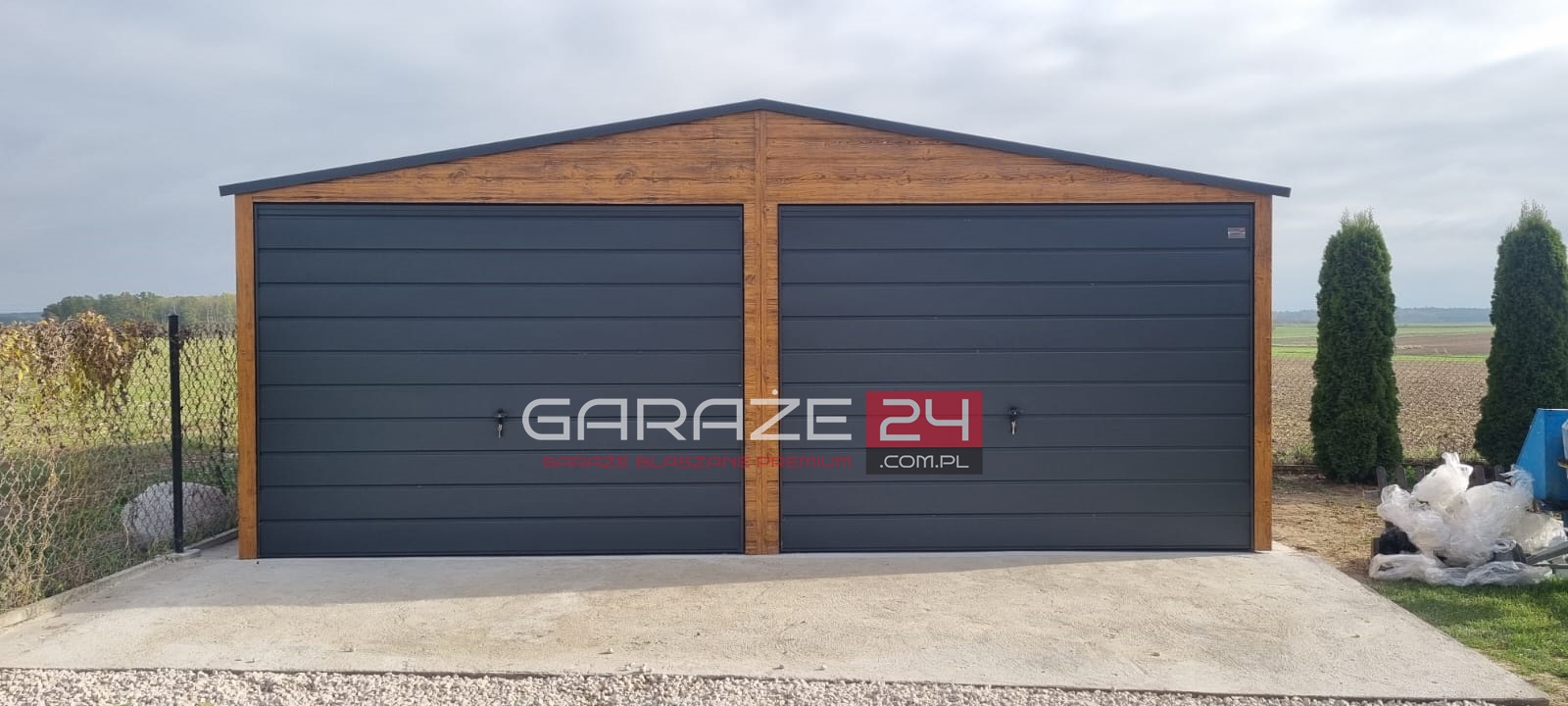 Garaż blaszany PREMIUM 6x5,80m, do 35m2 na zgłoszenie, dwie bramy uchylne, drzwi, wzmocniony profilem zamkniętym ocynkowanym. Montaż w cenie. Garaż blaszany PREMIUM 6x5,80m, do 35m2 na zgłoszenie, dwie bramy uchylne, drzwi, wzmocniony profilem zamkniętym ocynkowanym