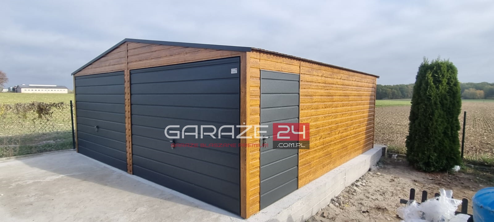 Garaż blaszany PREMIUM 6×5,80m, do 35m2 na zgłoszenie, dwie bramy uchylne, drzwi, wzmocniony profilem zamkniętym ocynkowanym