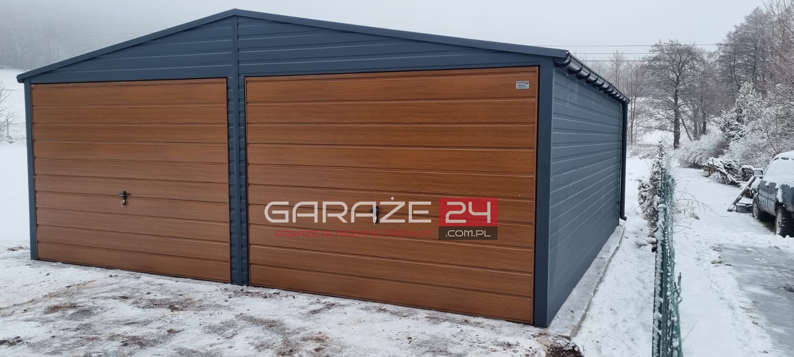 Garaż blaszany PREMIUM 6x5,80m do 35m2 na zgłoszenie, grafit mat + złoty dąb, dwie bramy uchylne, wzmocniony profilem zamkniętym ocynkowanym. Montaż w cenie. Garaż blaszany PREMIUM 6x5,80m do 35m2 na zgłoszenie, grafit mat + złoty dąb, dwie bramy uchylne, wzmocniony profilem zamkniętym ocynkowanym
