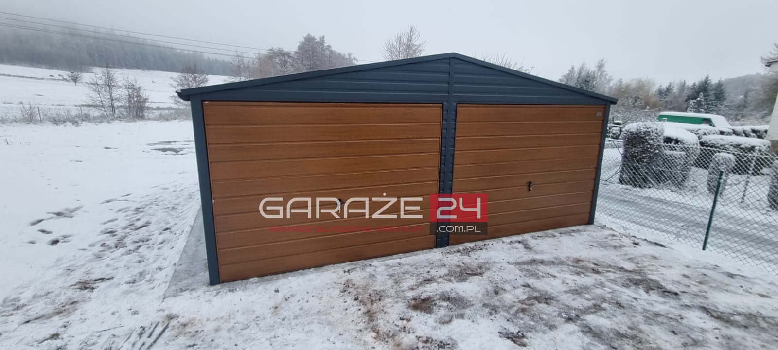 Garaż blaszany PREMIUM 6x5,80m do 35m2 na zgłoszenie, grafit mat + złoty dąb, dwie bramy uchylne, wzmocniony profilem zamkniętym ocynkowanym. Montaż w cenie. Garaż blaszany PREMIUM 6x5,80m do 35m2 na zgłoszenie, grafit mat + złoty dąb, dwie bramy uchylne, wzmocniony profilem zamkniętym ocynkowanym