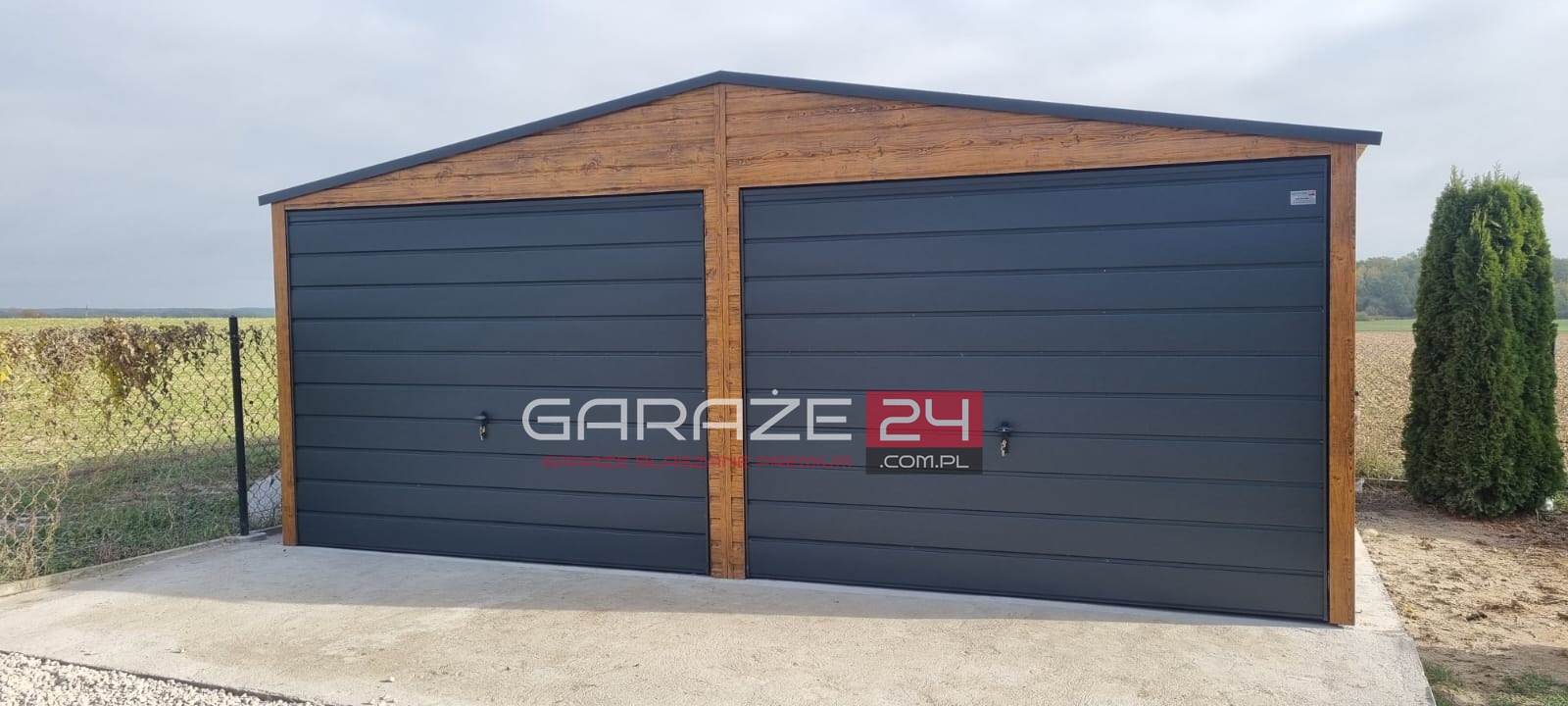 Garaż blaszany PREMIUM 6x5,80m, do 35m2 na zgłoszenie, jasny orzech + grafit mat, dwie bramy uchylne, drzwi, wzmocniony profilem zamkniętym ocynkowanym Garaż blaszany PREMIUM 6x5,80m, do 35m2 na zgłoszenie, jasny orzech + grafit mat, dwie bramy uchylne, drzwi, wzmocniony profilem zamkniętym ocynkowanym