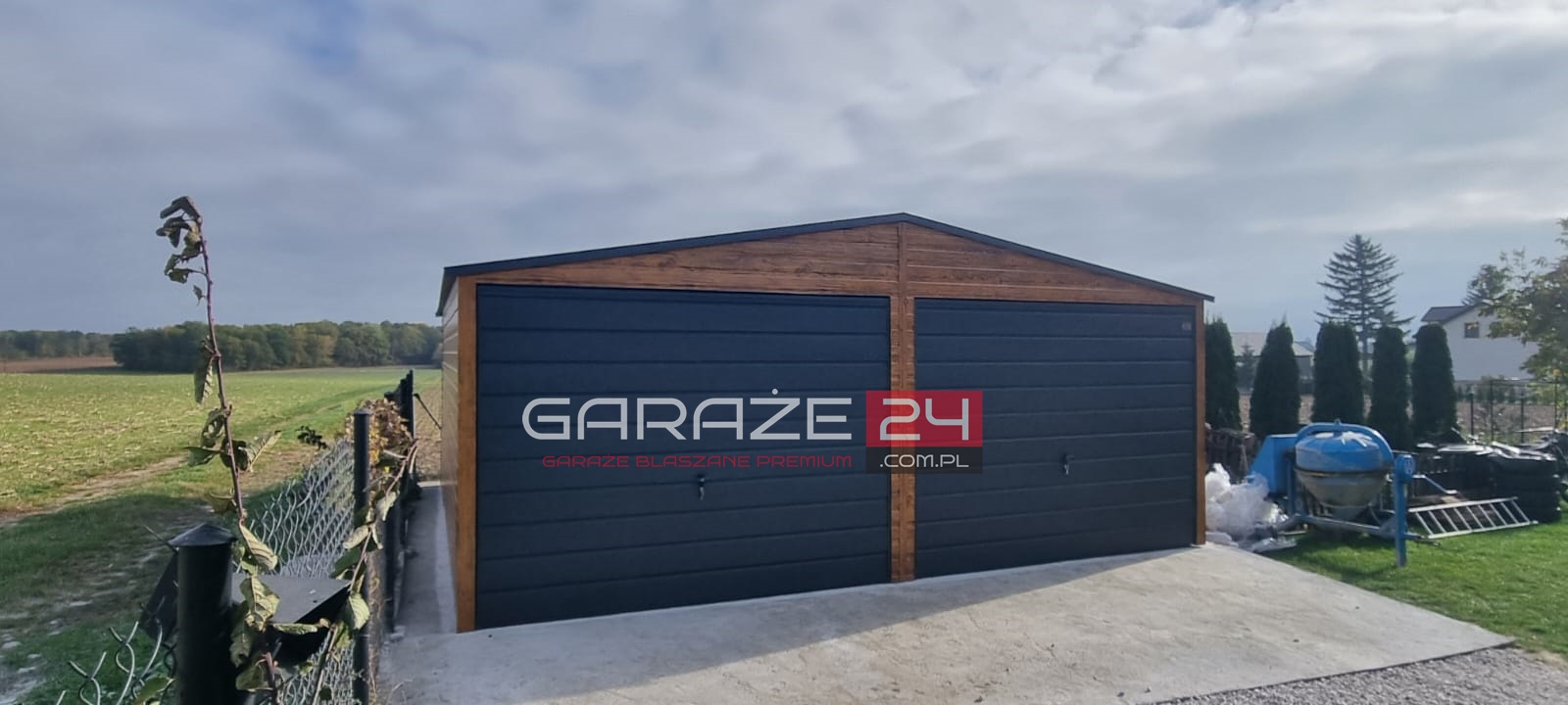 Garaż blaszany PREMIUM 6x5,80m, do 35m2 na zgłoszenie, jasny orzech + grafit mat, dwie bramy uchylne, drzwi, wzmocniony profilem zamkniętym ocynkowanym Garaż blaszany PREMIUM 6x5,80m, do 35m2 na zgłoszenie, jasny orzech + grafit mat, dwie bramy uchylne, drzwi, wzmocniony profilem zamkniętym ocynkowanym