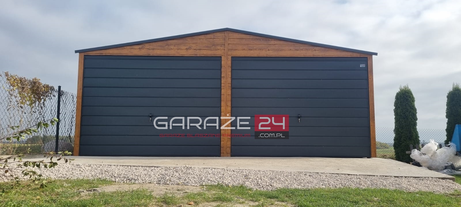 Garaż blaszany PREMIUM 6x5,80m, do 35m2 na zgłoszenie, jasny orzech + grafit mat, dwie bramy uchylne, drzwi, wzmocniony profilem zamkniętym ocynkowanym Garaż blaszany PREMIUM 6x5,80m, do 35m2 na zgłoszenie, jasny orzech + grafit mat, dwie bramy uchylne, drzwi, wzmocniony profilem zamkniętym ocynkowanym