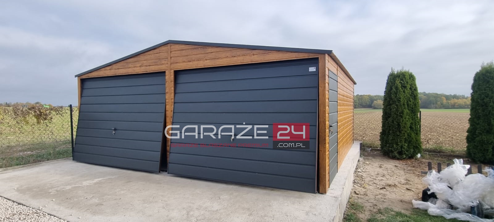 Garaż blaszany 6×5,5m do 35m2 na zgłoszenie, jasny orzech + grafit mat, dwie bramy uchylne, drzwi, wzmocniony profilem zamkniętym ocynkowanym