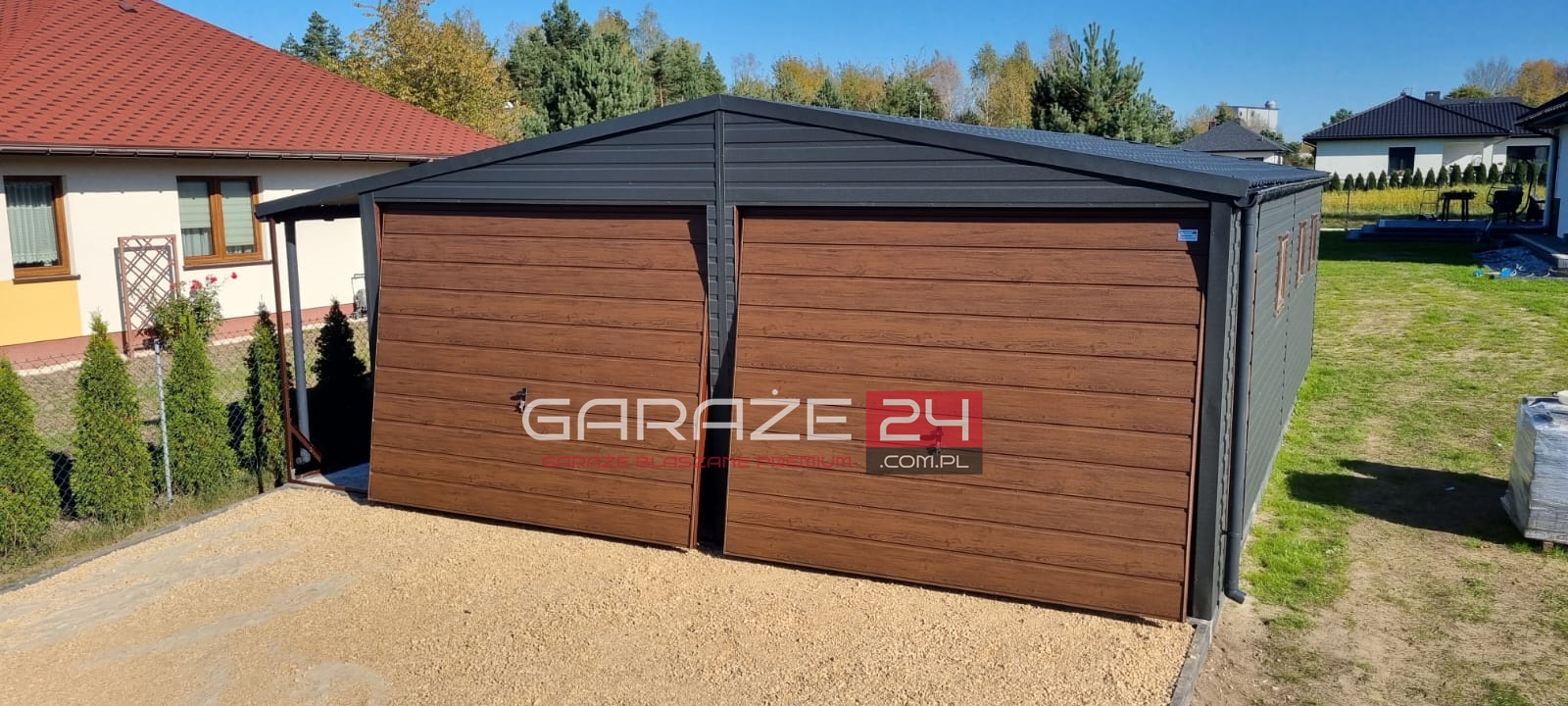 Garaż blaszany Premium 7x10m grafit mat + ciemny orzech, dwie bramy uchylne, rynny PCV, trzy okna, wzmocniony profilem zamkniętym ocynkowanym. Montaż w cenie. Garaż blaszany Premium 7x10m grafit mat + ciemny orzech, dwie bramy uchylne, rynny PCV, trzy okna, wzmocniony profilem zamkniętym ocynkowanym