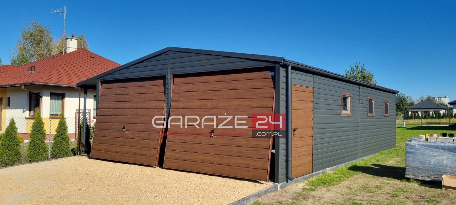 Garaż blaszany Premium 7x10m grafit mat + ciemny orzech, dwie bramy uchylne, rynny PCV, trzy okna, wzmocniony profilem zamkniętym ocynkowanym. Montaż w cenie. Garaż blaszany Premium 7x10m grafit mat + ciemny orzech, dwie bramy uchylne, rynny PCV, trzy okna, wzmocniony profilem zamkniętym ocynkowanym