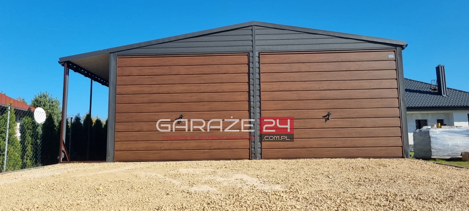 Garaż blaszany Premium 7x10m grafit mat + ciemny orzech, dwie bramy uchylne, rynny PCV, trzy okna, wzmocniony profilem zamkniętym ocynkowanym. Montaż w cenie. Garaż blaszany Premium 7x10m grafit mat + ciemny orzech, dwie bramy uchylne, rynny PCV, trzy okna, wzmocniony profilem zamkniętym ocynkowanym