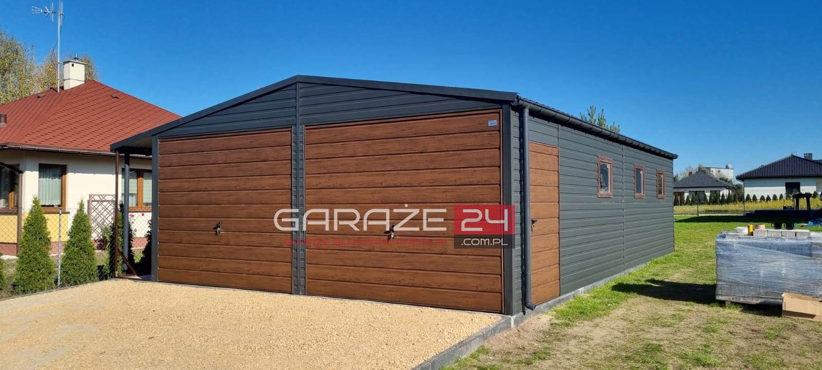 Garaż blaszany PREMIUM 7x12m, podwyższony o 10cm, rynny PCV, filc pod dachem, drzwi, trzy okna, wzmocniony profilem zamkniętym ocynkowanym, montaż GRATIS