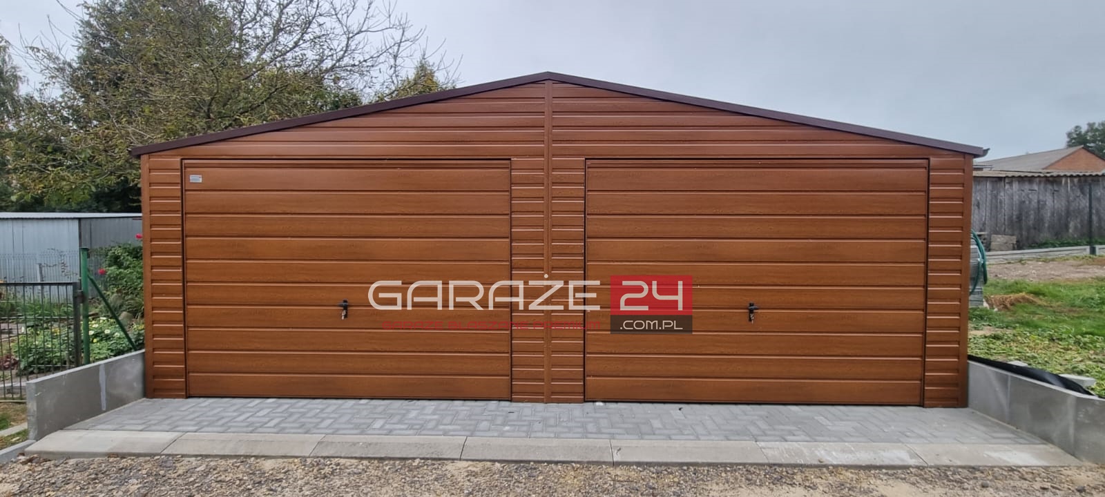 Garaż blaszany PREMIUM 7x6m złoty dąb, dwie bramy uchylne, wzmocniony profilem zamkniętym ocynkowanym. Montaż w cenie. Garaż blaszany PREMIUM 7x6m złoty dąb, dwie bramy uchylne, wzmocniony profilem zamkniętym ocynkowanym