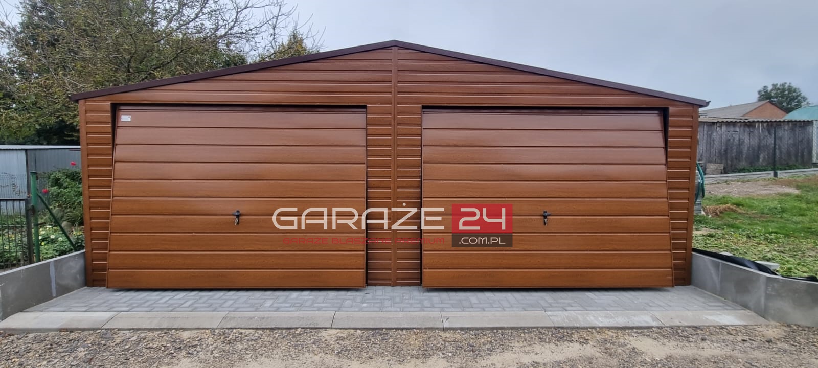 Garaż blaszany PREMIUM 7x6m złoty dąb, dwie bramy uchylne, wzmocniony profilem zamkniętym ocynkowanym. Montaż w cenie. Garaż blaszany PREMIUM 7x6m złoty dąb, dwie bramy uchylne, wzmocniony profilem zamkniętym ocynkowanym