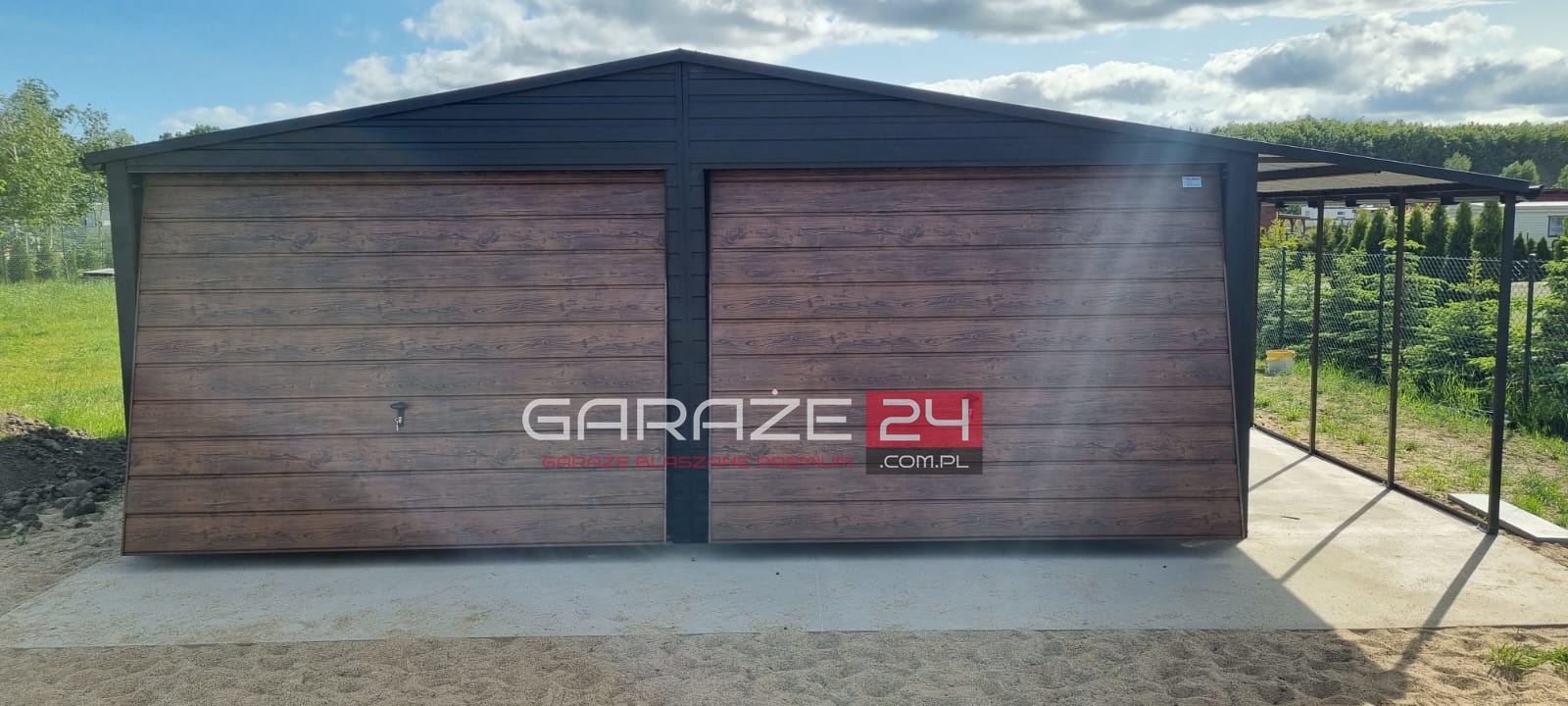 Garaż blaszany PREMIUM 8m szeroki (6m garaż + 2m wiata) 6m długi, czarny mat + ciemny orzech, wzmocniony profilem zamkniętym ocynkowanym