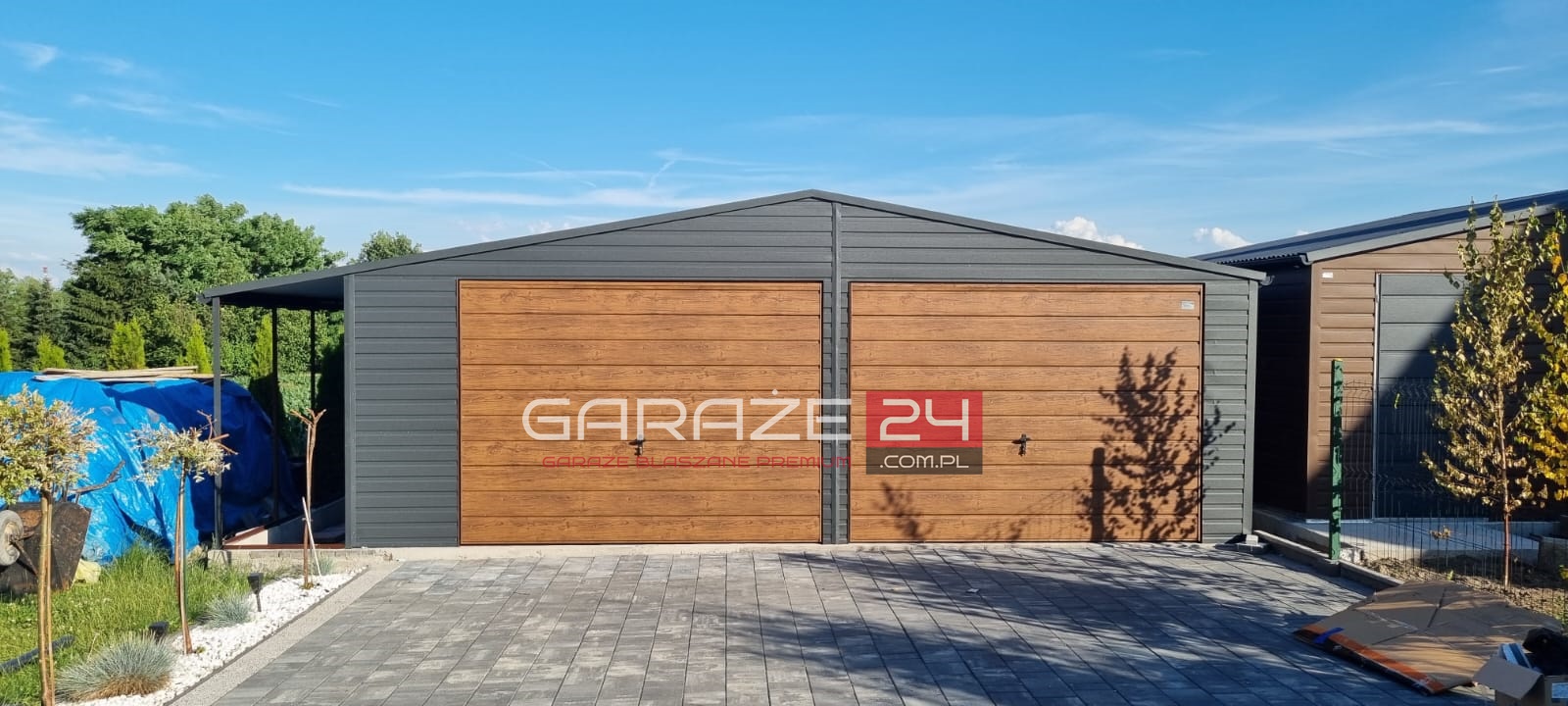 Garaż blaszany Premium 8m szeroki (7m garaż + 1m wiata) 6m długi, dwie bramy uchylne, wzmocniony profilem zamkniętym ocynkowanym