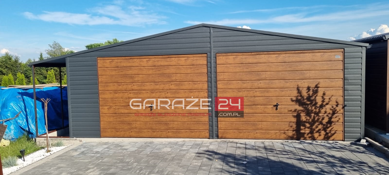 Garaż blaszany Premium 8m szeroki (7m garaż + 1m wiata) 6m długi, dwie bramy uchylne, wzmocniony profilem zamkniętym ocynkowanym