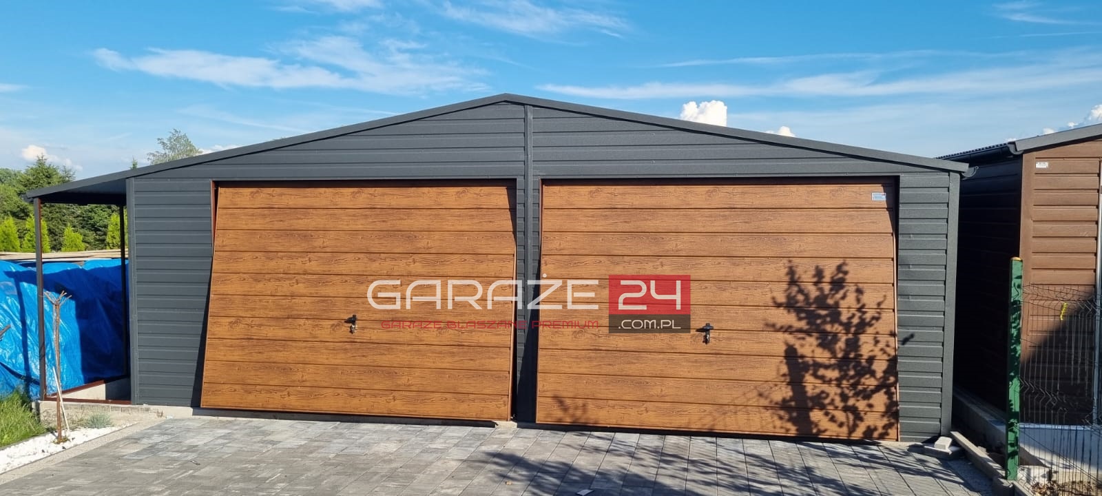 Garaż blaszany PREMIUM 8m szeroki (7m garaż + 1m wiata) 6m długi, grafit mat + ciemny orzech, wzmocniony profilem zamkniętym ocynkowanym. Montaż w cenie. Garaż blaszany PREMIUM 8m szeroki (7m garaż + 1m wiata) 6m długi, grafit mat + ciemny orzech, wzmocniony profilem zamkniętym ocynkowanym