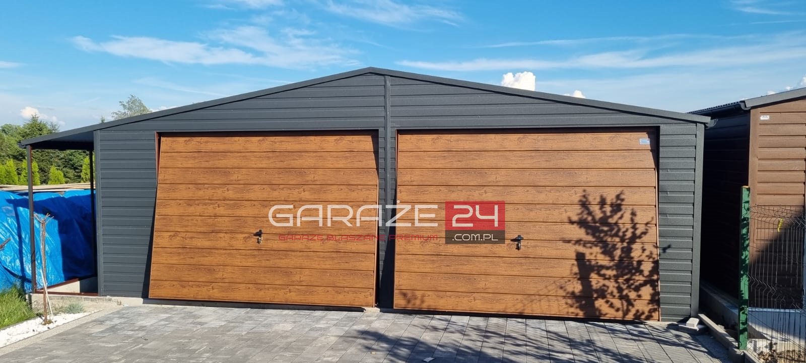 Garaż blaszany PREMIUM 8m szeroki (7m garaż + 1m wiata) 6m długi, grafit mat + ciemny orzech, wzmocniony profilem zamkniętym ocynkowanymGaraż blaszany PREMIUM 8m szeroki (7m garaż + 1m wiata) 6m długi, grafit mat + ciemny orzech, wzmocniony profilem zamkniętym ocynkowanym. Montaż w cenie. Garaż blaszany PREMIUM 8m szeroki (7m garaż + 1m wiata) 6m długi, grafit mat + ciemny orzech, wzmocniony profilem zamkniętym ocynkowanym