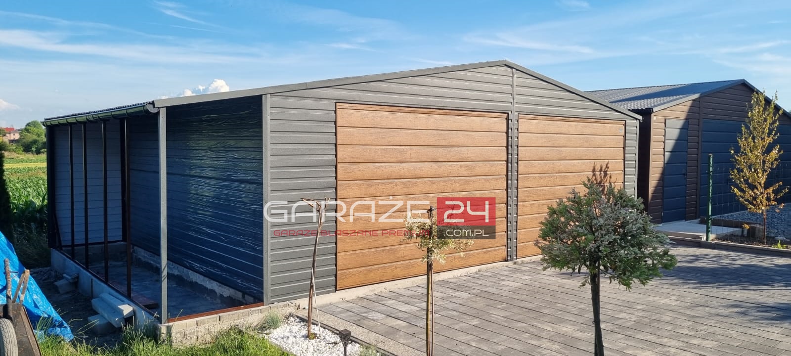 Garaż blaszany PREMIUM 8m szeroki (7m garaż + 1m wiata) 6m długi, grafit mat + ciemny orzech, wzmocniony profilem zamkniętym ocynkowanym, montaż GRATIS