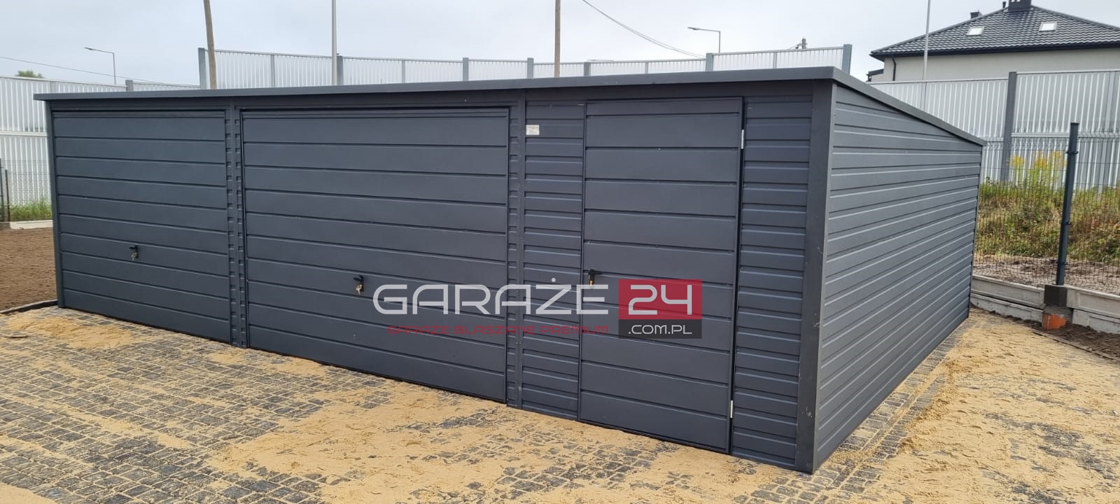 Garaż blaszany PREMIUM 8x5m grafit mat, dwie bramy uchylne + drzwi 100cm, wzmocniony profilem zamkniętym ocynkowanym, montaż GRATIS