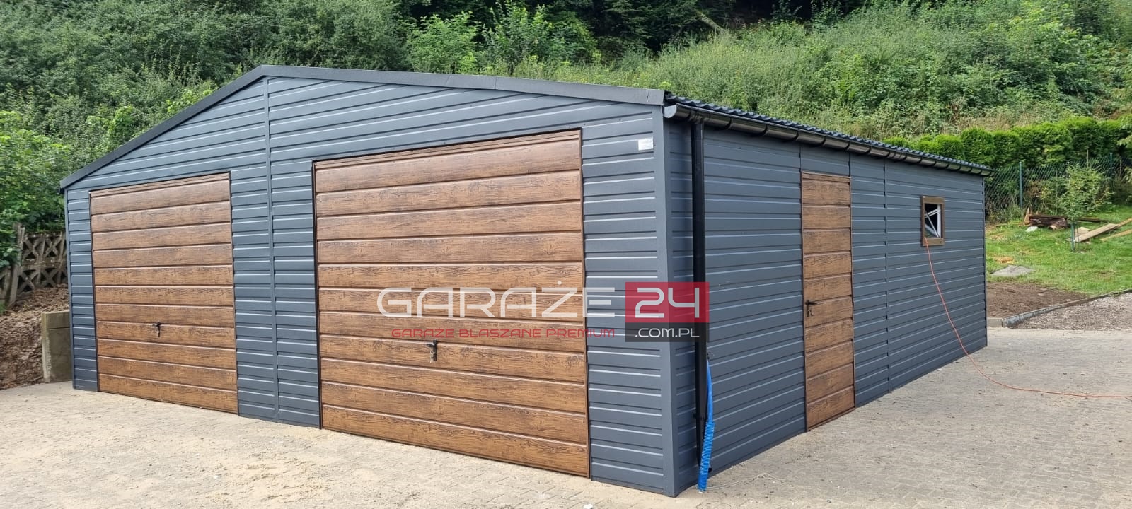 Garaż blaszany PREMIUM 8x8m, rynny PCV, filc pod dachem, drzwi, okno, wzmocniony profilem zamkniętym ocynkowanym, montaż GRATIS