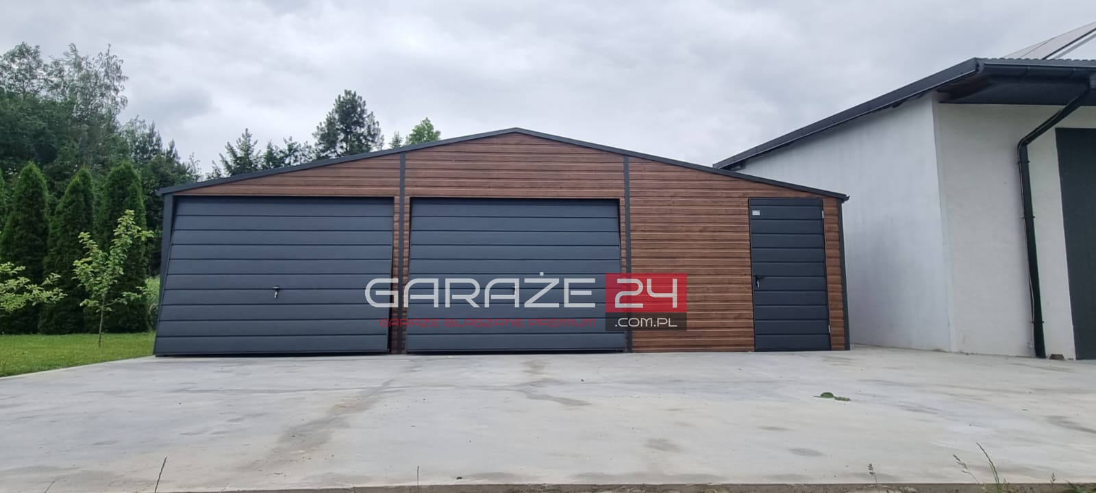 Garaż blaszany PREMIUM 9x6m ciemny orzech + grafit, dwie bramy uchylne + drzwi, wzmocniony profilem zamkniętym ocynkowanym