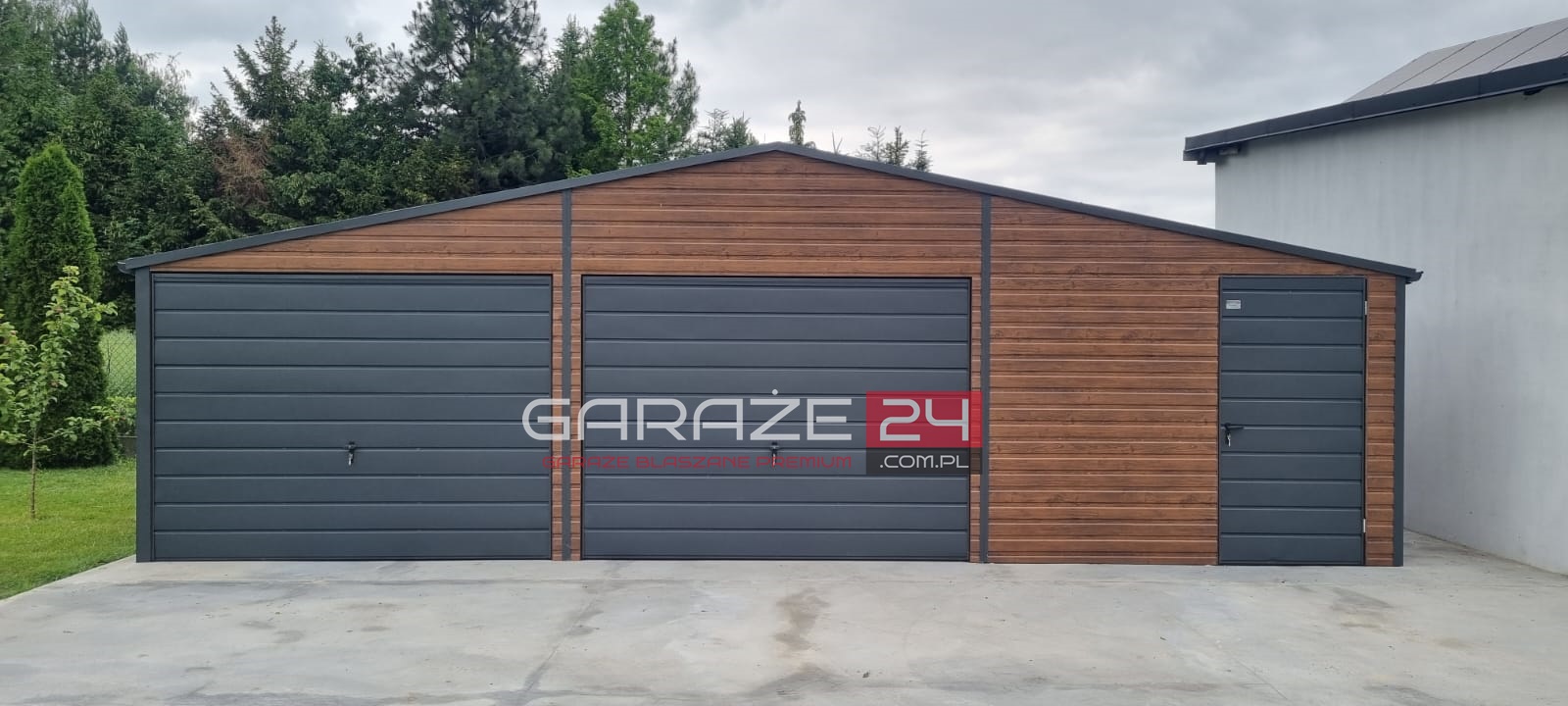 Garaż blaszany PREMIUM 9x6m ciemny orzech + grafit, dwie bramy uchylne + drzwi, wzmocniony profilem zamkniętym ocynkowanym, montaż GRATIS