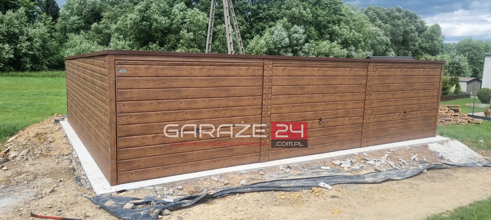 Garaż blaszany PREMIUM 9x5m ciemny orzech, trzy bramy uchylne, wzmocniony profilem zamkniętym ocynkowanym, montaż GRATIS
