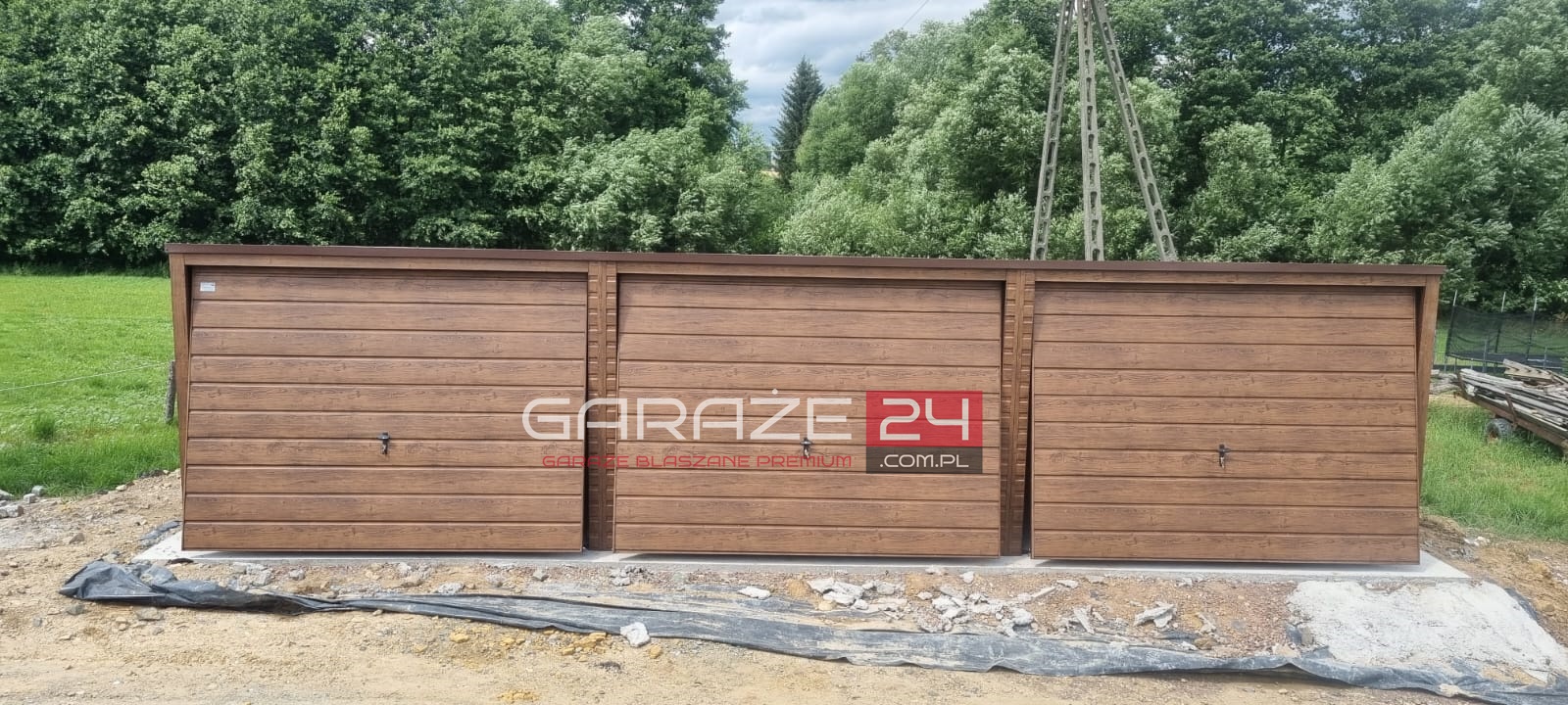Garaż blaszany PREMIUM 9x6m ciemny orzech, trzy bramy uchylne, wzmocniony profilem zamkniętym ocynkowanym. Montaż w cenie. Garaż blaszany PREMIUM 9x6m ciemny orzech, trzy bramy uchylne, wzmocniony profilem zamkniętym ocynkowanym