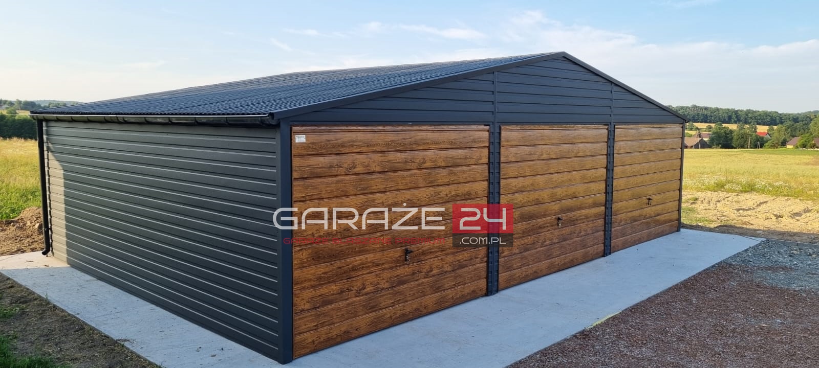 Garaż blaszany PREMIUM 9x6m czarny mat + ciemny orzech, trzy bramy uchylne, wzmocniony profilem zamkniętym ocynkowanym. Montaż w cenie. Garaż blaszany PREMIUM 9x6m czarny mat + ciemny orzech, trzy bramy uchylne, wzmocniony profilem zamkniętym ocynkowanym