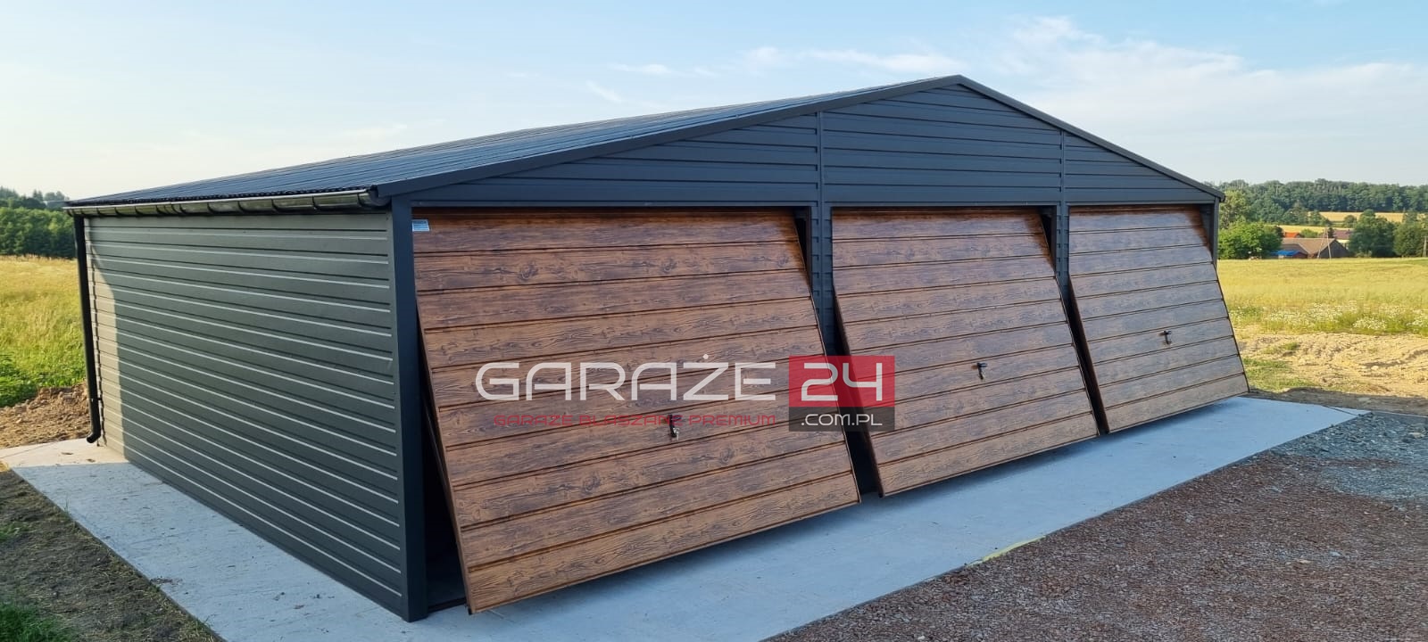 Garaż blaszany PREMIUM 9x6m czarny mat + ciemny orzech, trzy bramy uchylne, wzmocniony profilem zamkniętym ocynkowanym. Montaż w cenie. Garaż blaszany PREMIUM 9x6m czarny mat + ciemny orzech, trzy bramy uchylne, wzmocniony profilem zamkniętym ocynkowanym