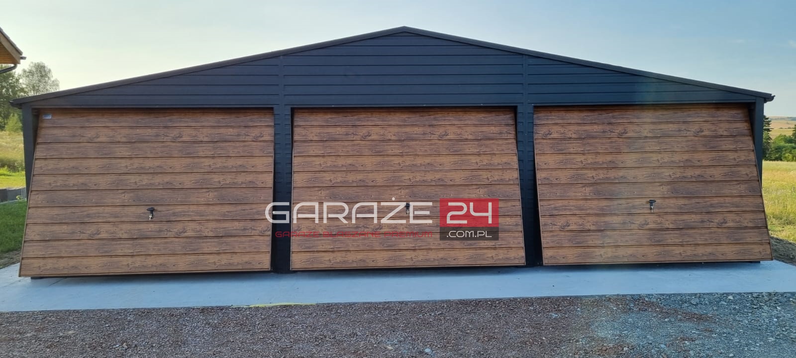 Garaż blaszany PREMIUM 9x6m czarny mat + ciemny orzech, trzy bramy uchylne, wzmocniony profilem zamkniętym ocynkowanym, montaż GRATIS