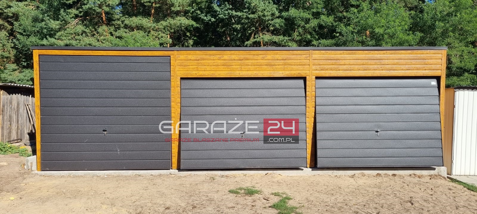 Garaż blaszany PREMIUM 9x6m, podwyższony o 40cm, trzy bramy uchylne, automat do wyższej bramy, wzmocniony profilem zamkniętym ocynkowanym