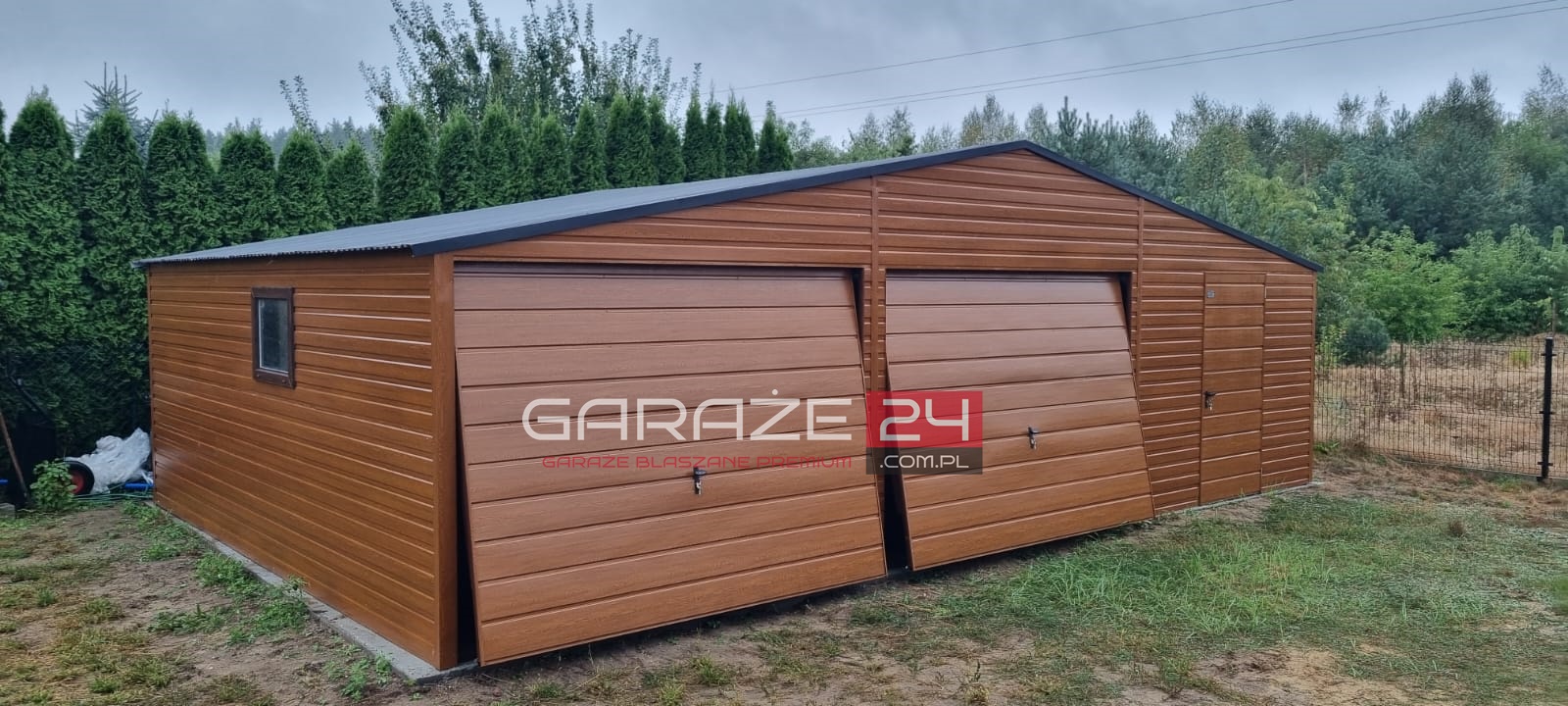 Garaż blaszany PREMIUM 9x6m złoty dąb, dwie bramy uchylne, drzwi, okno, wzmocniony profilem zamkniętym ocynkowanym, montaż GRATIS