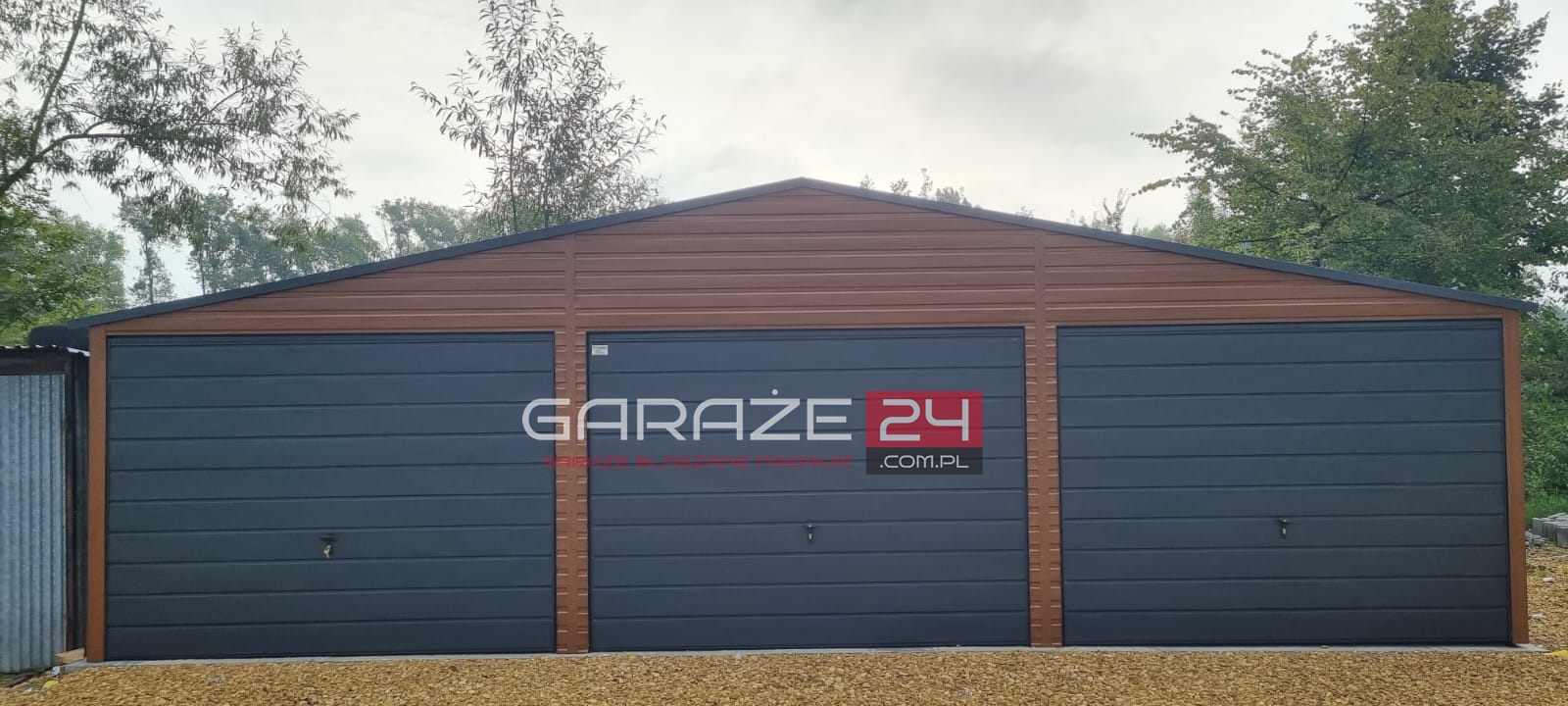 Garaż blaszany Premium 9x6m złoty dąb + grafit, trzy bramy uchylne, wzmocniony profilem zamkniętym ocynkowanym. Montaż w cenie. Garaż blaszany Premium 9x6m złoty dąb + grafit, trzy bramy uchylne, wzmocniony profilem zamkniętym ocynkowanym