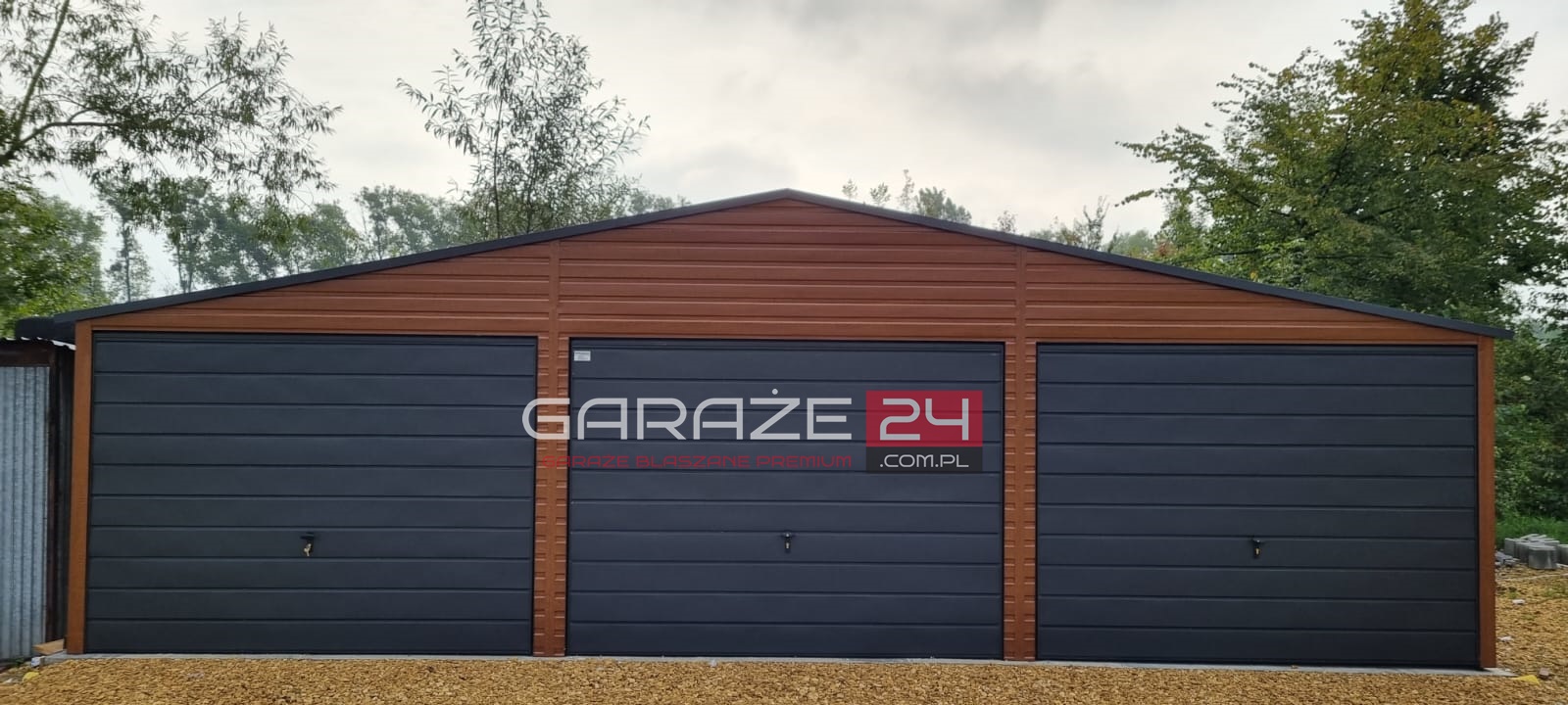 Garaż blaszany Premium 9x6m złoty dąb + grafit, trzy bramy uchylne, wzmocniony profilem zamkniętym ocynkowanym, montaż GRATIS