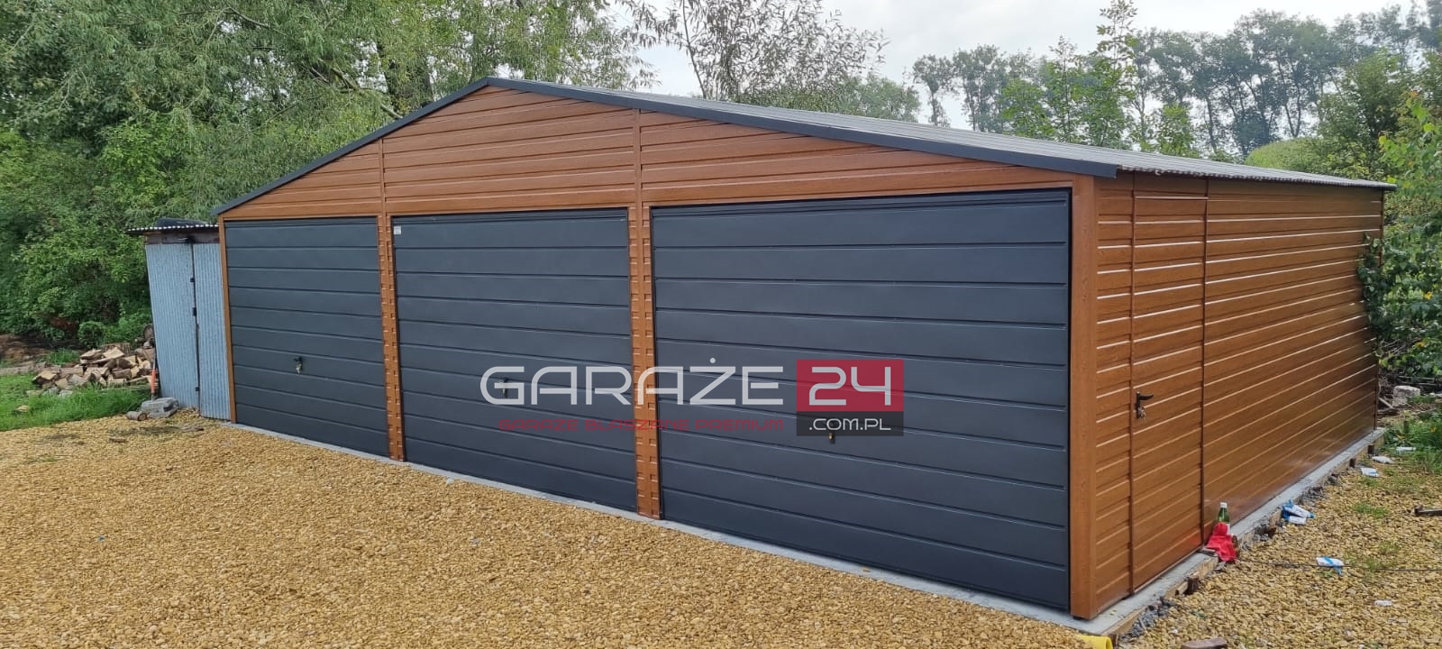 Garaż blaszany Premium 9x6m złoty dąb + grafit, trzy bramy uchylne, wzmocniony profilem zamkniętym ocynkowanym. Montaż w cenie. Garaż blaszany Premium 9x6m złoty dąb + grafit, trzy bramy uchylne, wzmocniony profilem zamkniętym ocynkowanym