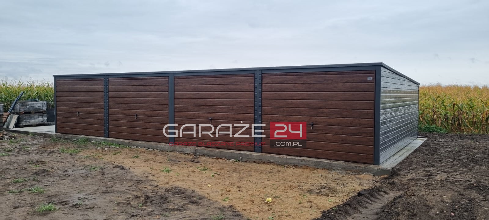 Garaż blaszany wielostanowiskowy, 12x6m grafit mat + ciemny orzech, cztery bramy uchylne, wzmocniony profilem zamkniętym ocynkowanym Garaż blaszany wielostanowiskowy, 12x6m grafit mat + ciemny orzech, cztery bramy uchylne, wzmocniony profilem zamkniętym ocynkowanym