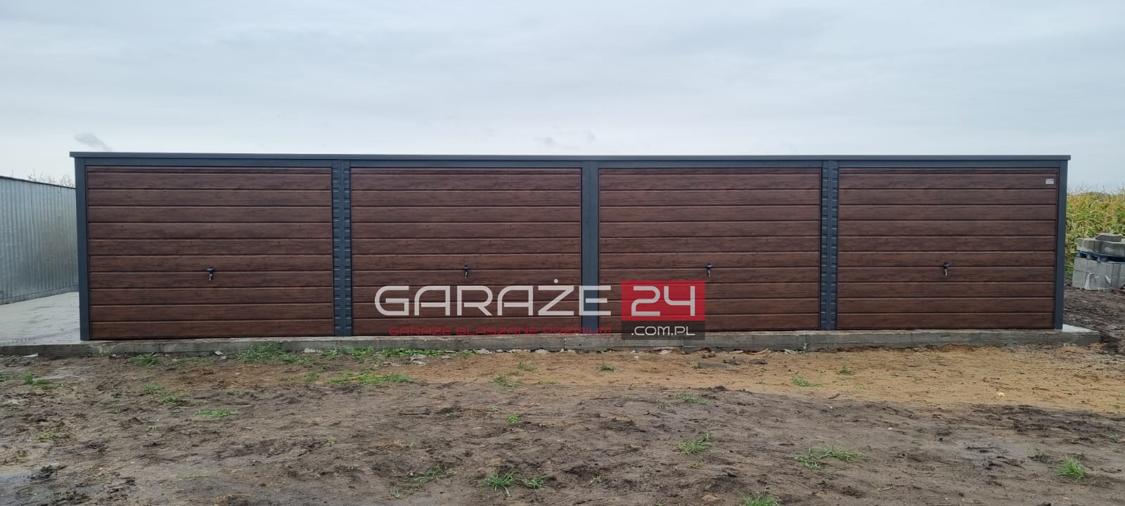 Garaż blaszany wielostanowiskowy, 12x6m grafit mat + ciemny orzech, cztery bramy uchylne, wzmocniony profilem zamkniętym ocynkowanym Garaż blaszany wielostanowiskowy, 12x6m grafit mat + ciemny orzech, cztery bramy uchylne, wzmocniony profilem zamkniętym ocynkowanym