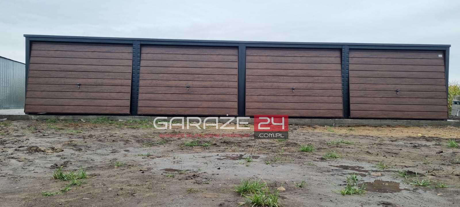 Garaż blaszany wielostanowiskowy, 12x6m grafit mat + ciemny orzech, cztery bramy uchylne, wzmocniony profilem zamkniętym ocynkowanym Garaż blaszany wielostanowiskowy, 12x6m grafit mat + ciemny orzech, cztery bramy uchylne, wzmocniony profilem zamkniętym ocynkowanym