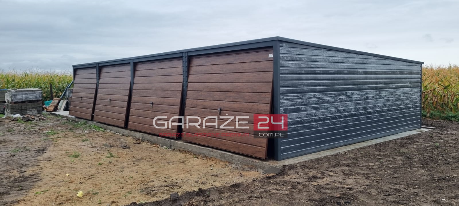 Garaż blaszany wielostanowiskowy, 12x6m grafit mat + ciemny orzech, cztery bramy uchylne, wzmocniony profilem zamkniętym ocynkowanym Garaż blaszany wielostanowiskowy, 12x6m grafit mat + ciemny orzech, cztery bramy uchylne, wzmocniony profilem zamkniętym ocynkowanym