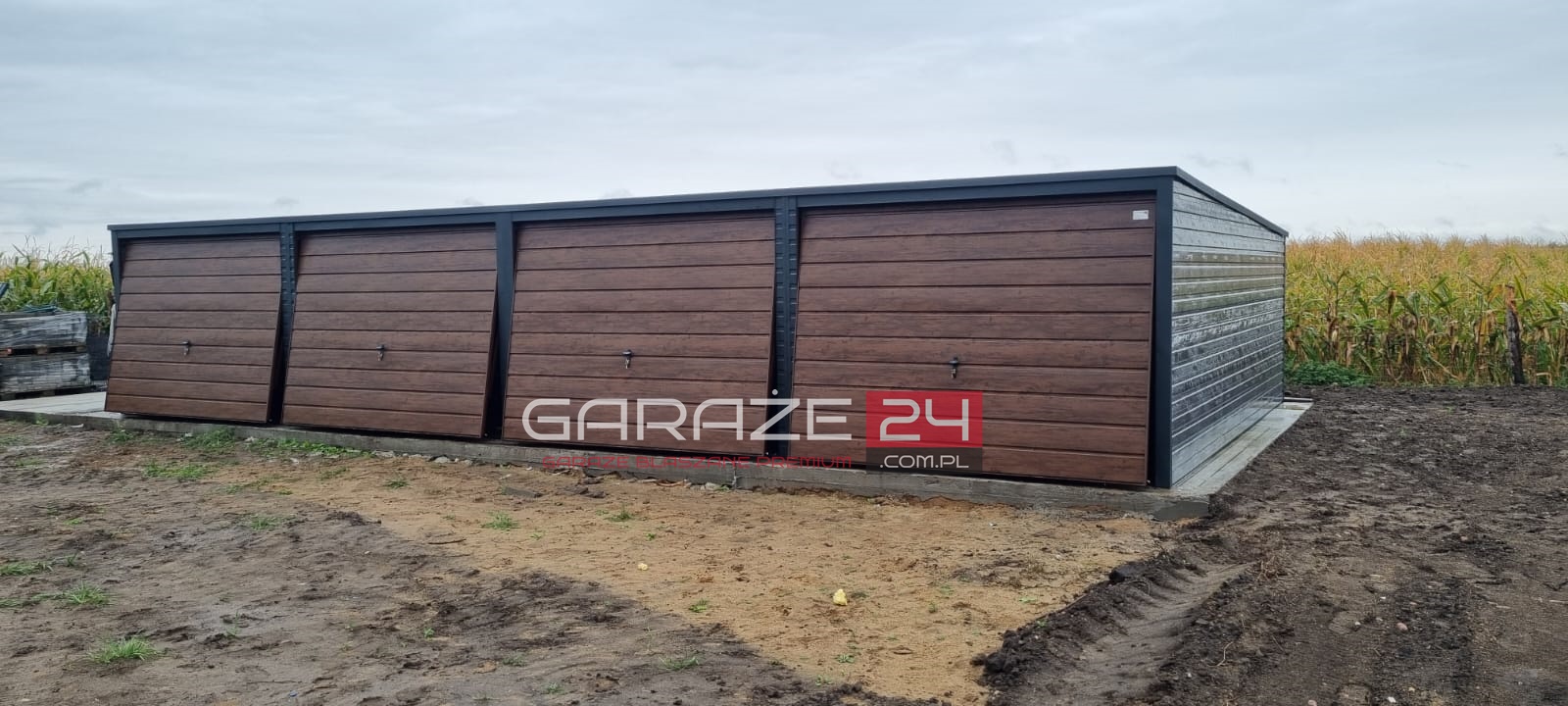 Garaż blaszany wielostanowiskowy, 12x6m grafit mat + ciemny orzech, cztery bramy uchylne, wzmocniony profilem zamkniętym ocynkowanym