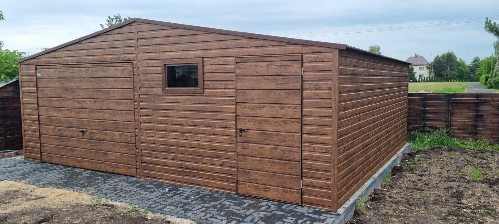 Garaż blaszany Premium 6×5,80m , do 35m2, ciemny orzech , brama uchylna , drzwi , okno , wzmocniony profilem zamkniętym ocynkowanym , montaż GRATIS