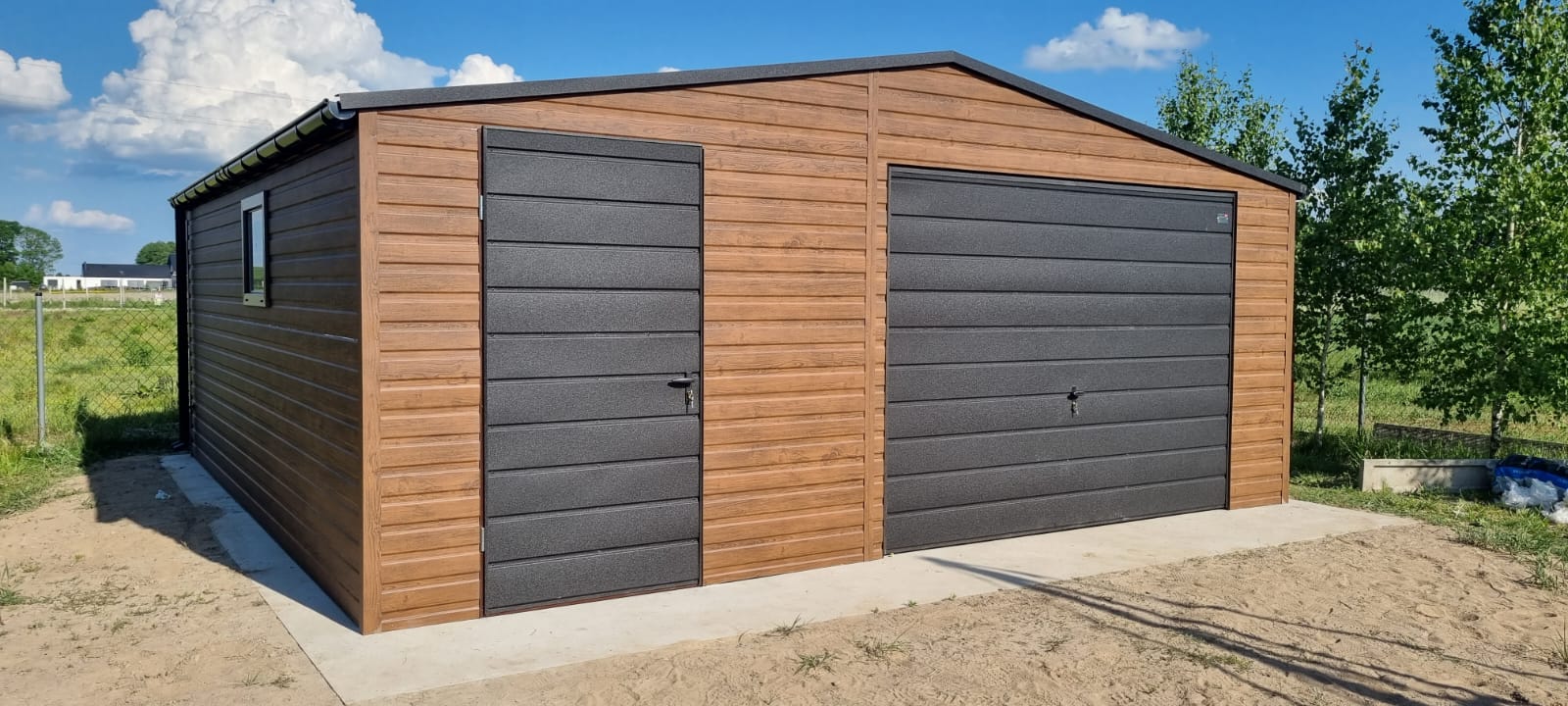 Garaż blaszany Premium 6×5,80m , do 35m2, ciemny orzech + czarny mat , brama uchylna , drzwi , wzmocniony profilem zamkniętym ocynkowanym , montaż GRATIS