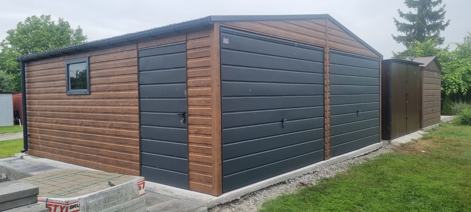 Garaż blaszany Premium 6×5,80m , ciemny orzech + grafit mat ,  do 35m2 ,dwie bramy, filc, drzwi , okno , rynny, wzmocniony profilem zamkniętym ocynkowanym , montaż GRATIS