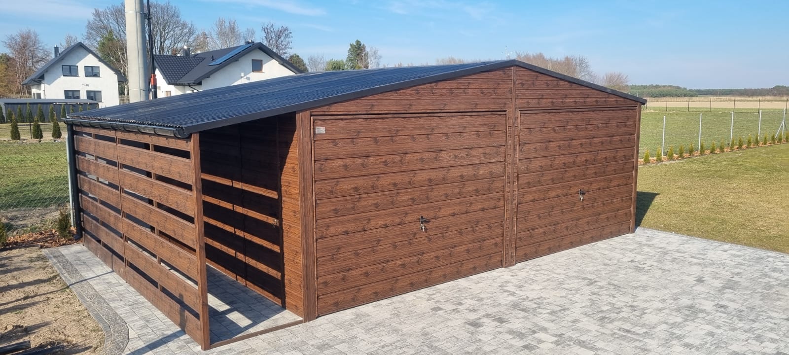 Garaż blaszany Premium 7m szer (6m + 1m wiata ) 6m długi, ciemny orzech , dwie bramy uchylne, wzmocniony profilem zamkniętym ocynkowanym , montaż GRATIS